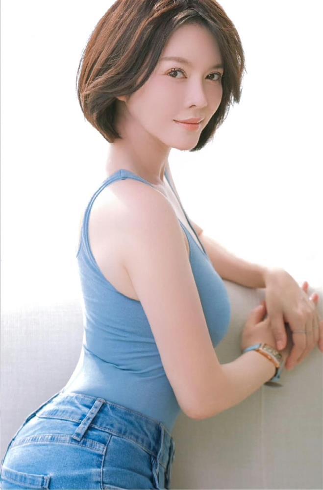 Lý Nhã Kỳ lộ bụng mỡ, vòng eo thiếu photoshop to vượt ngực-8