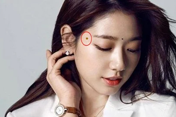 5 nốt ruồi quý tướng ở phụ nữ: Cả đời phú quý, ngồi mát ăn bát vàng-1