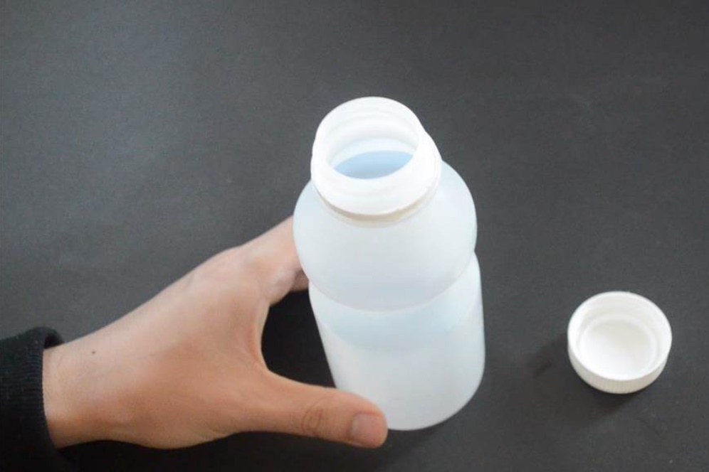 Treo một chai nhựa trong tủ quần áo không ngờ lại giải quyết được vấn đề lớn của mỗi gia đình-1