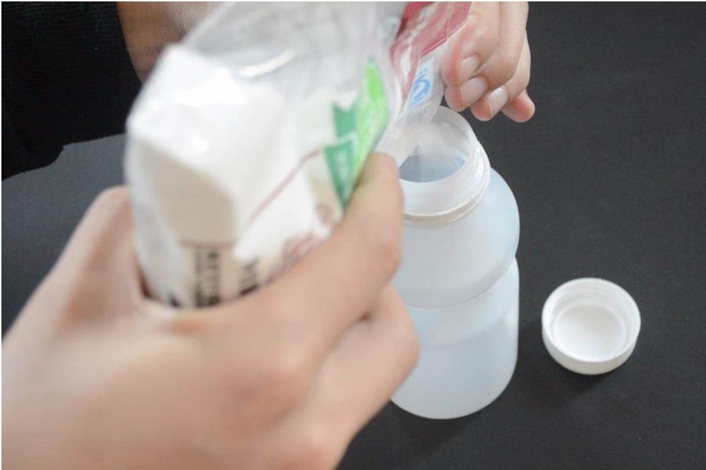 Treo một chai nhựa trong tủ quần áo&nbsp;không ngờ lại giải quyết được vấn đề lớn của mỗi gia đình-2