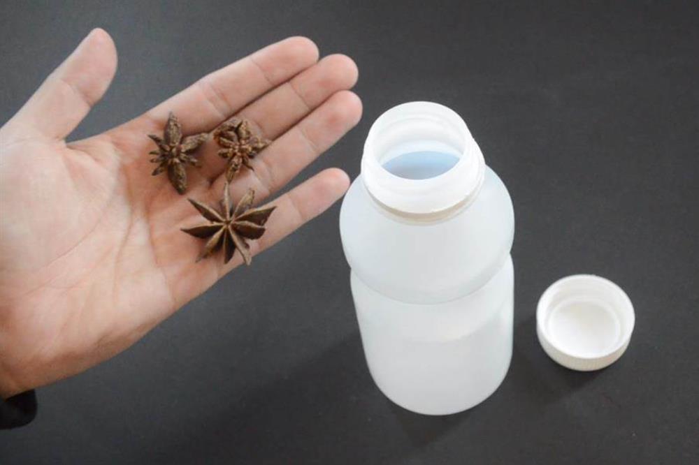 Treo một chai nhựa trong tủ quần áo&nbsp;không ngờ lại giải quyết được vấn đề lớn của mỗi gia đình-3