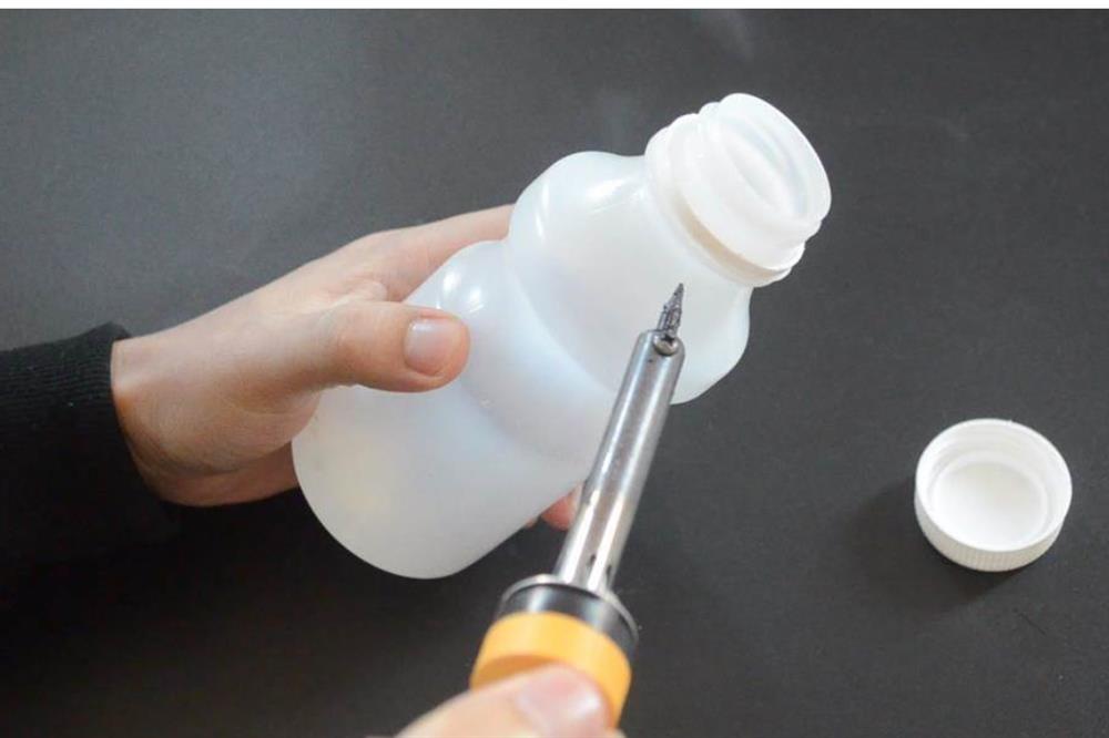 Treo một chai nhựa trong tủ quần áo&nbsp;không ngờ lại giải quyết được vấn đề lớn của mỗi gia đình-4