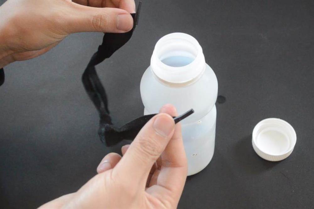 Treo một chai nhựa trong tủ quần áo&nbsp;không ngờ lại giải quyết được vấn đề lớn của mỗi gia đình-6