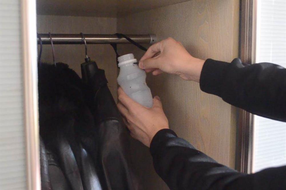Treo một chai nhựa trong tủ quần áo không ngờ lại giải quyết được vấn đề lớn của mỗi gia đình-8