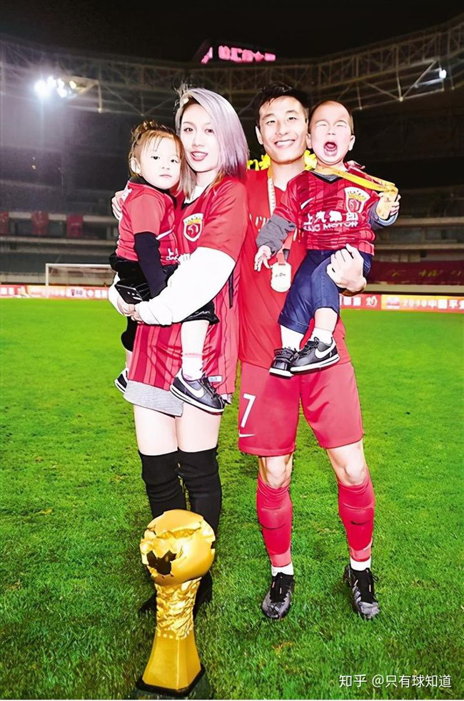 Có gì hot quanh cái tên Vũ Cầu Vương được tìm kiếm nhiều nhất đêm qua: Lấy vợ từ rất sớm, dù siêu giàu nhưng vẫn cùng vợ làm điều này-4