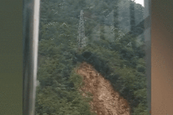 Lở đất đổ ập xuống ngôi nhà dưới núi, 2 người đàn ông may mắn thoát nạn-1