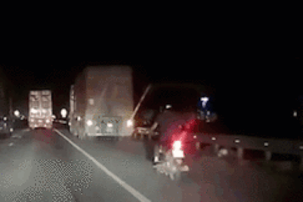 Video: Tạt đầu xe cùng chiều, chiếc SUV ‘bổ nhào’ trên cao tốc-1