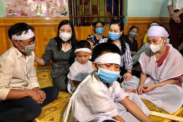 Chuyến xe hồi hương đặc biệt nhất mùa Covid-19: 15 chú chó cùng đôi vợ chồng nghèo bon bon về quê, hành động quan tâm nhau trên suốt hành trình gây xúc động mạnh-3