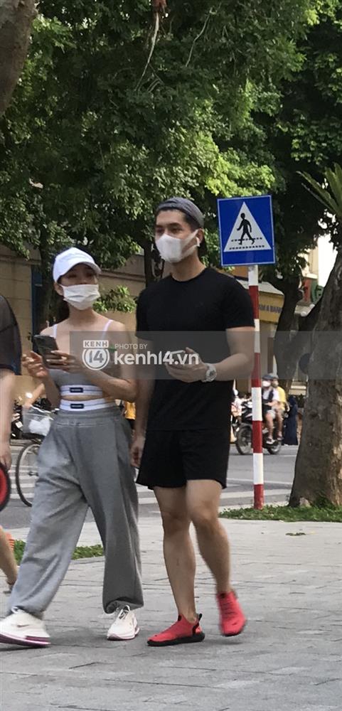 Bị công kích, gọi là bà già đang hồi xuân, Lệ Quyên đáp gắt: Nhìn em xem xách dép cho chị có xứng đáng không?-5