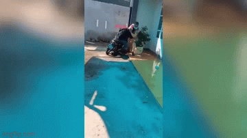 Kinh hoàng cảnh người đàn ông xông vào nhà dân lấy dao chém CSGT để tẩu thoát sau khi vượt chốt kiểm dịch-1