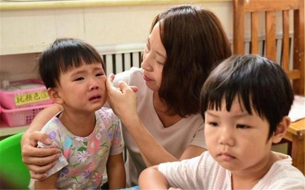 Có một khoảng cách lớn giữa trẻ hay khóc nhè và trẻ không thể khóc, sự thật khiến nhiều phụ huynh day dứt vì cách làm của mình-2