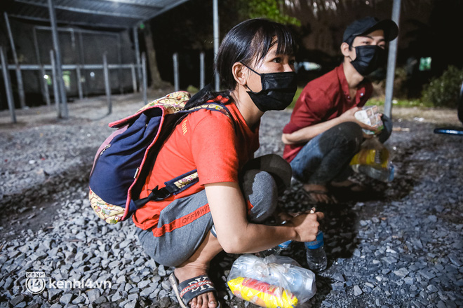 Đôi chân phồng rộp trên hành trình đi bộ hồi hương của những lao động nghèo, cả gia đình 4 người chỉ có 7.000 đồng dắt lưng-1