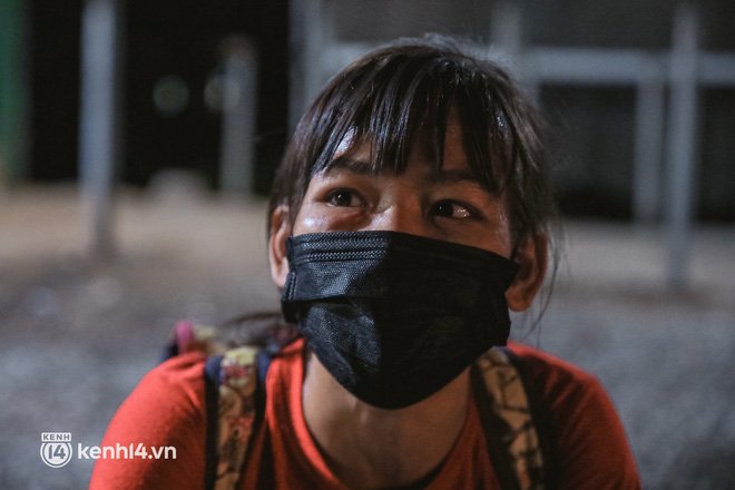 Đôi chân phồng rộp trên hành trình đi bộ hồi hương của những lao động nghèo, cả gia đình 4 người chỉ có 7.000 đồng dắt lưng-2