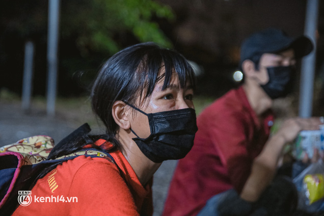 Đôi chân phồng rộp trên hành trình đi bộ hồi hương của những lao động nghèo, cả gia đình 4 người chỉ có 7.000 đồng dắt lưng-3