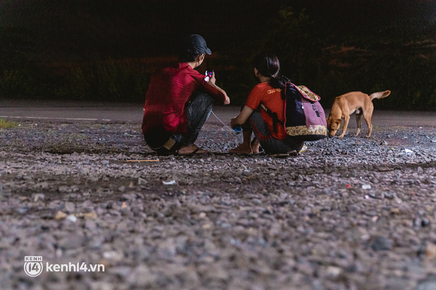 Đôi chân phồng rộp trên hành trình đi bộ hồi hương của những lao động nghèo, cả gia đình 4 người chỉ có 7.000 đồng dắt lưng-4