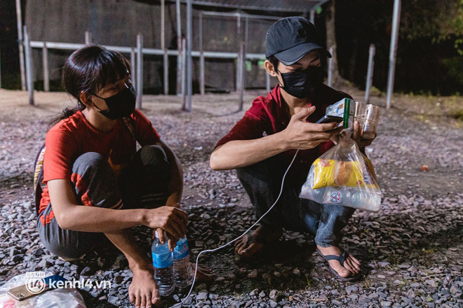 Đôi chân phồng rộp trên hành trình đi bộ hồi hương của những lao động nghèo, cả gia đình 4 người chỉ có 7.000 đồng dắt lưng-5