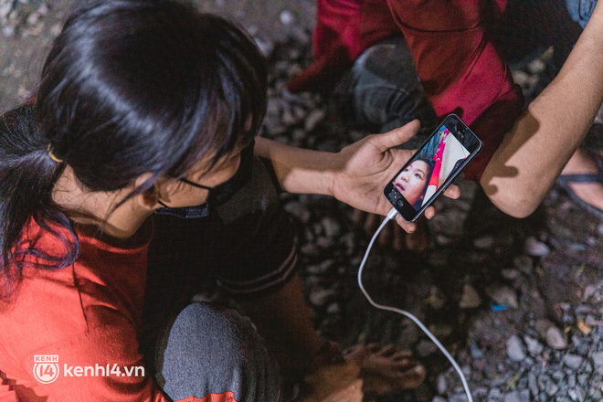 Đôi chân phồng rộp trên hành trình đi bộ hồi hương của những lao động nghèo, cả gia đình 4 người chỉ có 7.000 đồng dắt lưng-6