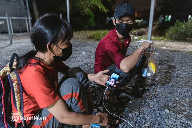 Đôi chân phồng rộp trên hành trình đi bộ hồi hương của những lao động nghèo, cả gia đình 4 người chỉ có 7.000 đồng dắt lưng-7