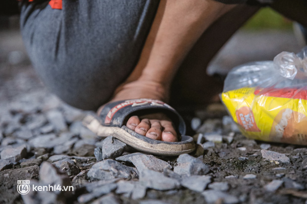 Đôi chân phồng rộp trên hành trình đi bộ hồi hương của những lao động nghèo, cả gia đình 4 người chỉ có 7.000 đồng dắt lưng-9