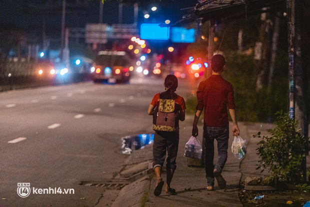 Đôi chân phồng rộp trên hành trình đi bộ hồi hương của những lao động nghèo, cả gia đình 4 người chỉ có 7.000 đồng dắt lưng-10