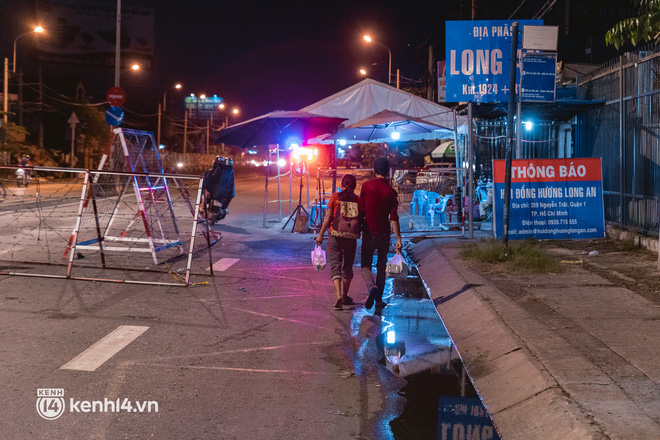 Đôi chân phồng rộp trên hành trình đi bộ hồi hương của những lao động nghèo, cả gia đình 4 người chỉ có 7.000 đồng dắt lưng-11