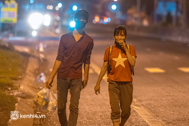 Đôi chân phồng rộp trên hành trình đi bộ hồi hương của những lao động nghèo, cả gia đình 4 người chỉ có 7.000 đồng dắt lưng-13