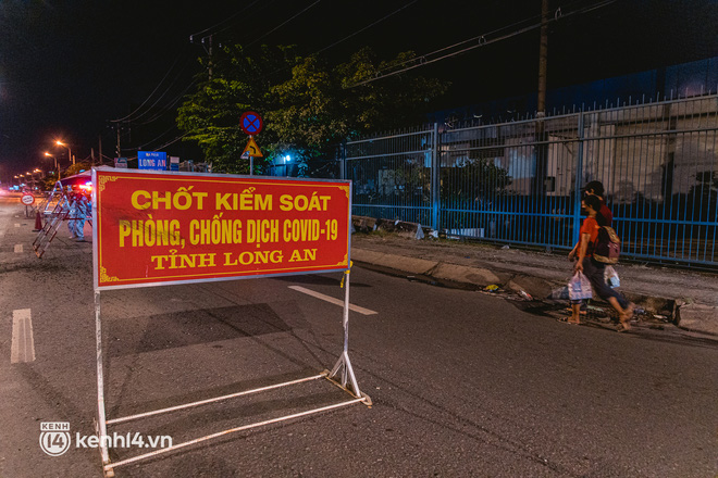 Đôi chân phồng rộp trên hành trình đi bộ hồi hương của những lao động nghèo, cả gia đình 4 người chỉ có 7.000 đồng dắt lưng-14