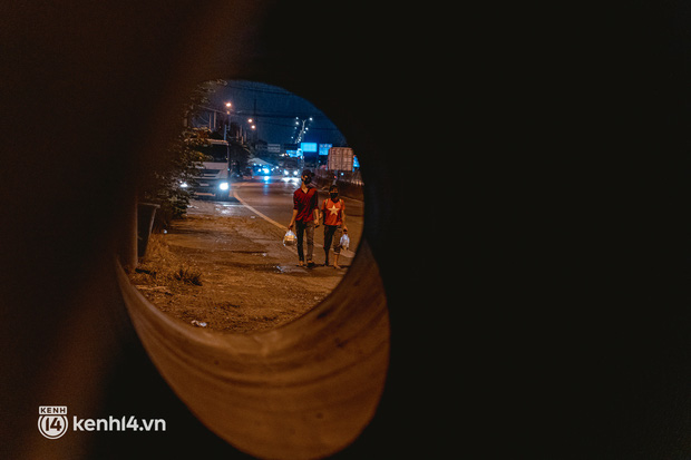 Đôi chân phồng rộp trên hành trình đi bộ hồi hương của những lao động nghèo, cả gia đình 4 người chỉ có 7.000 đồng dắt lưng-15