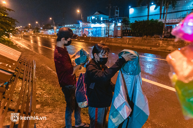 Đôi chân phồng rộp trên hành trình đi bộ hồi hương của những lao động nghèo, cả gia đình 4 người chỉ có 7.000 đồng dắt lưng-16