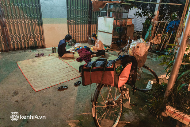 Đôi chân phồng rộp trên hành trình đi bộ hồi hương của những lao động nghèo, cả gia đình 4 người chỉ có 7.000 đồng dắt lưng-18