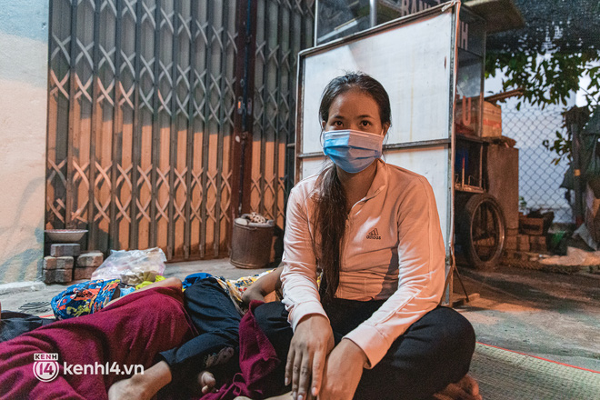 Đôi chân phồng rộp trên hành trình đi bộ hồi hương của những lao động nghèo, cả gia đình 4 người chỉ có 7.000 đồng dắt lưng-19