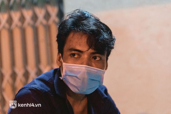 Đôi chân phồng rộp trên hành trình đi bộ hồi hương của những lao động nghèo, cả gia đình 4 người chỉ có 7.000 đồng dắt lưng-20