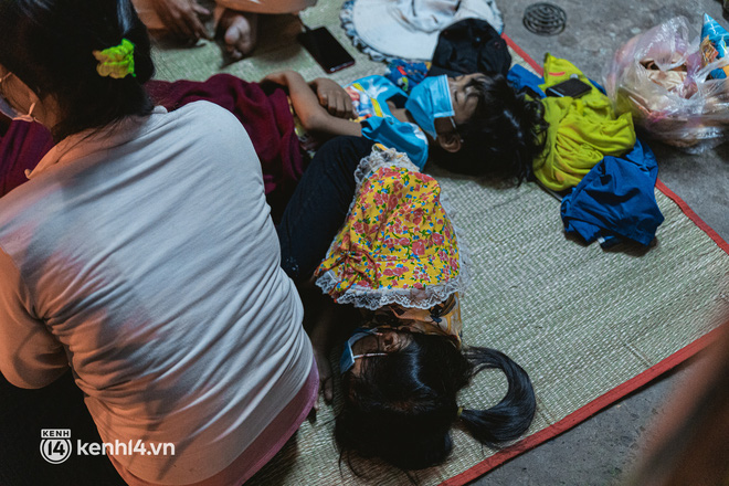 Đôi chân phồng rộp trên hành trình đi bộ hồi hương của những lao động nghèo, cả gia đình 4 người chỉ có 7.000 đồng dắt lưng-21