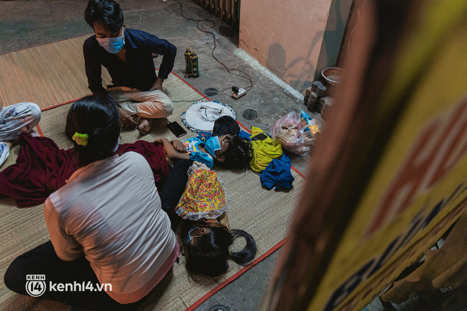 Đôi chân phồng rộp trên hành trình đi bộ hồi hương của những lao động nghèo, cả gia đình 4 người chỉ có 7.000 đồng dắt lưng-22