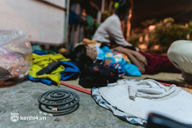 Đôi chân phồng rộp trên hành trình đi bộ hồi hương của những lao động nghèo, cả gia đình 4 người chỉ có 7.000 đồng dắt lưng-24