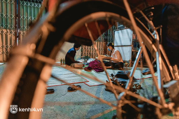 Đôi chân phồng rộp trên hành trình đi bộ hồi hương của những lao động nghèo, cả gia đình 4 người chỉ có 7.000 đồng dắt lưng-26