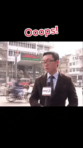 Đang dẫn thì ô tô bất ngờ trôi đi, anh MC giật mình trước tai nạn nhưng tay giữ nguyên 1 thứ đến 10 năm sau còn được khen chuyên nghiệp-1