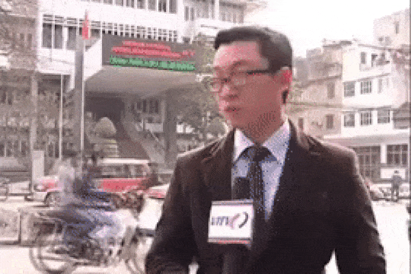 Đang dẫn thì ô tô bất ngờ trôi đi, anh MC giật mình trước 