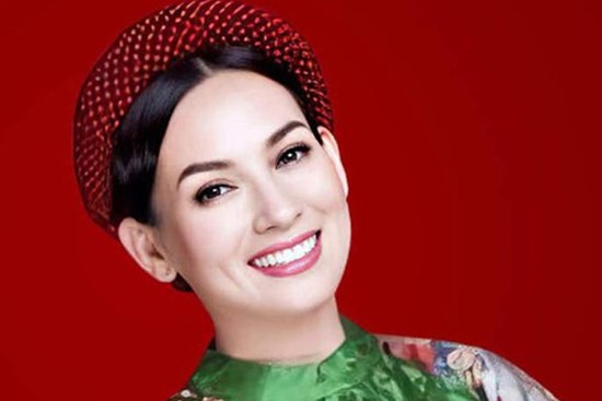 Tro cốt của cố ca sĩ Phi Nhung đang trên chuyến bay về Mỹ đoàn tụ với con gái ruột