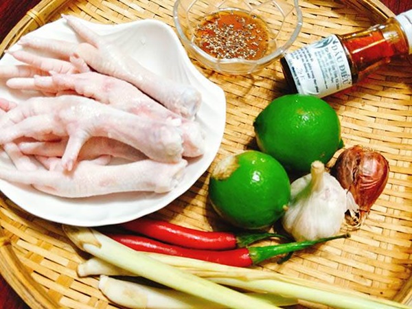 Cuối tuần cả nhà quây quần, mẹ đảm&nbsp;trổ tài làm chân gà nướng thơm nức mũi, ai ăn cũng mê tít-1