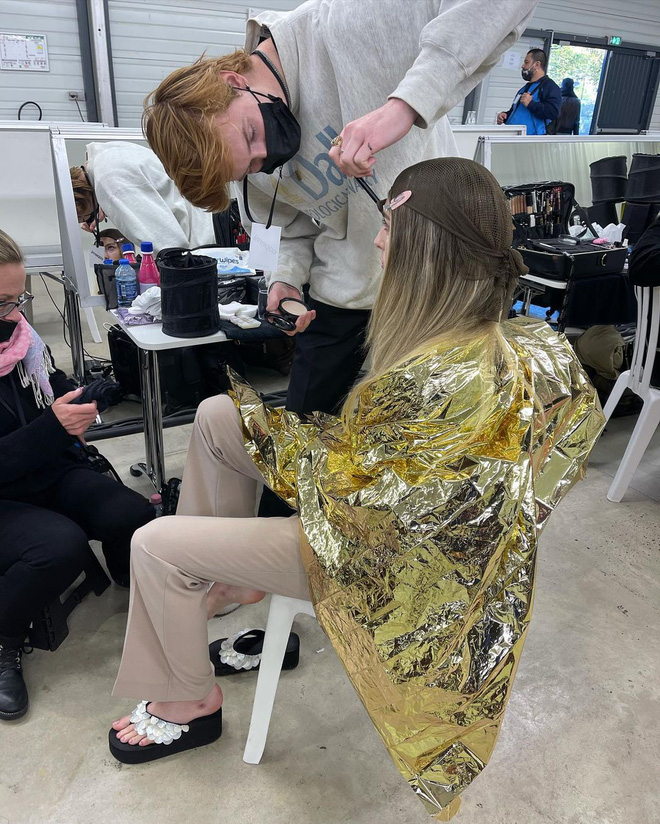 Công chúa út nhà tỷ phú Steve Jobs bất ngờ xuất hiện đẹp xỉu trên sàn catwalk, dân tình ngỡ ngàng đã dậy thì thành cực phẩm như vậy sao?-6