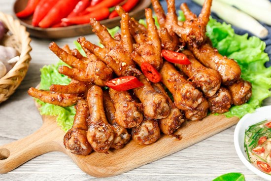Cuối tuần cả nhà quây quần, mẹ đảm trổ tài làm chân gà nướng thơm nức mũi, ai ăn cũng mê tít