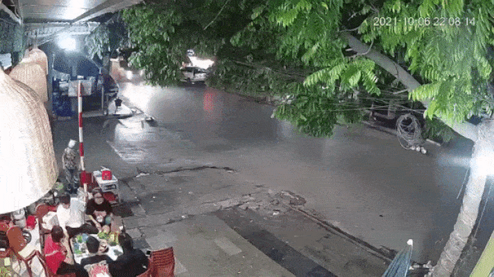 Đang dừng đèn đỏ, cô gái gặp hoạ vì cú ngã bất ngờ của thanh niên điều khiển xe máy ngược chiều-1