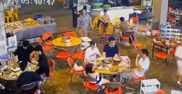 Đánh ghen căng đét: Vợ lao vào túm tóc tiểu tam ai ngờ phải nhận pha phản đòn quyết liệt, nhưng màn liên hoàn tát cuối cùng mới gây choáng váng nhất!-1