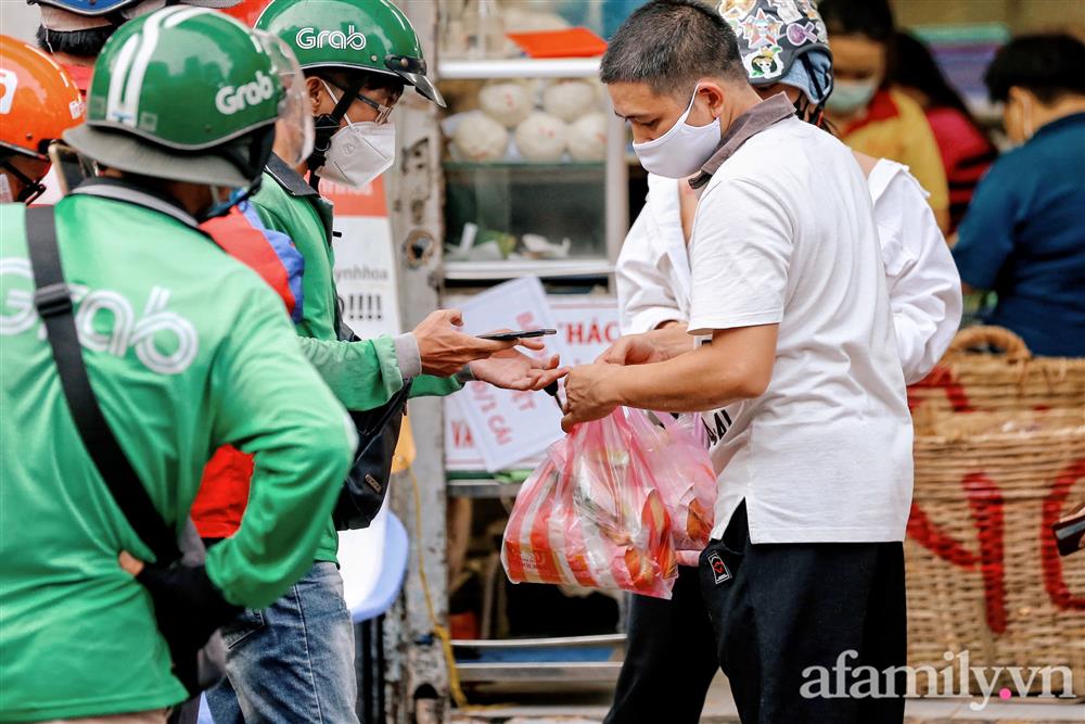 Cảnh mua người bán tấp nập trở lại ở Sài Gòn, dù chờ đồ cả tiếng nhưng cũng không có một tiếng giục hối-1