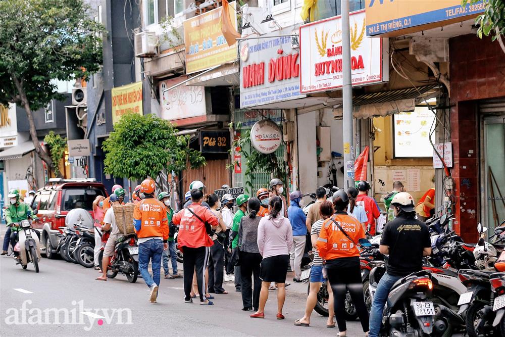 Cảnh mua người bán tấp nập trở lại ở Sài Gòn, dù chờ đồ cả tiếng nhưng cũng không có một tiếng giục hối-2