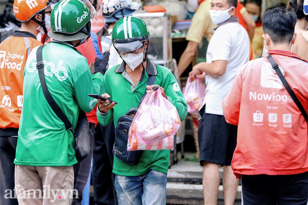 Cảnh mua người bán tấp nập trở lại ở Sài Gòn, dù chờ đồ cả tiếng nhưng cũng không có một tiếng giục hối-3