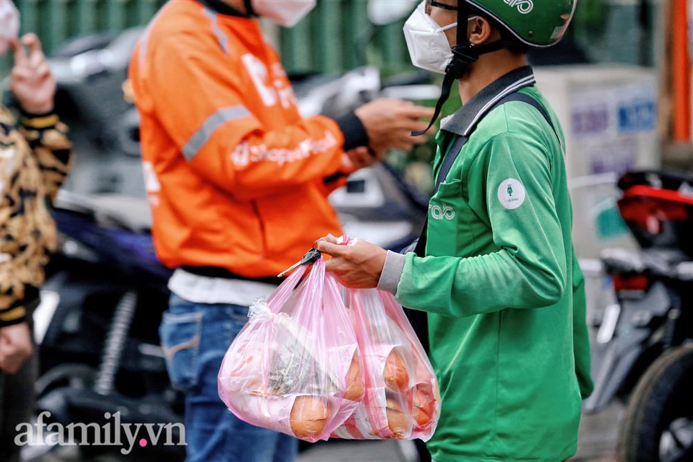 Cảnh mua người bán tấp nập trở lại ở Sài Gòn, dù chờ đồ cả tiếng nhưng cũng không có một tiếng giục hối-4