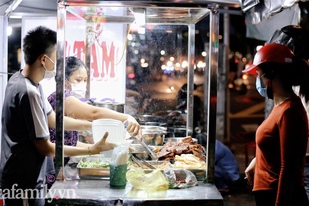 Cảnh mua người bán tấp nập trở lại ở Sài Gòn, dù chờ đồ cả tiếng nhưng cũng không có một tiếng giục hối-10