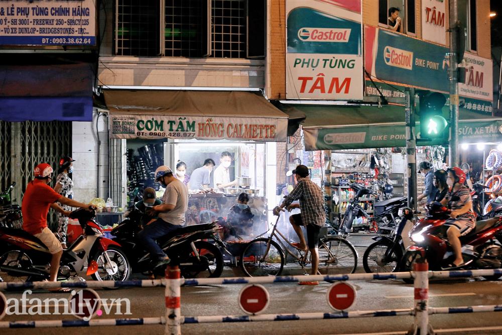 Cảnh mua người bán tấp nập trở lại ở Sài Gòn, dù chờ đồ cả tiếng nhưng cũng không có một tiếng giục hối-11